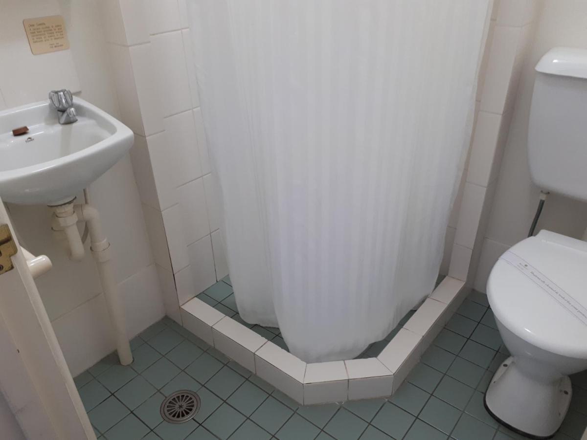 Crest Motor Inn Квінбіян Екстер'єр фото