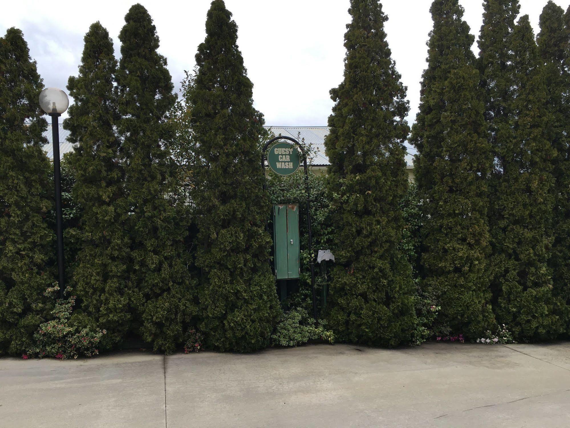 Crest Motor Inn Квінбіян Екстер'єр фото